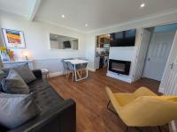 Beachcomber, Sunbeach, Scratby - Two bed chalet, sleeps 4, FREE Wi-Fi, FREE club passes, FREE swimming and pet friendly - B&B Scratby