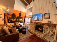 Cozy Studio with Loft at Mammoth Ski & Racquet Club, Hot Tub, Garage, 10 Min Walk to Ski Lifts - B&B Mammoth Lakes