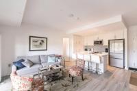 Modern 2BR Getaway with Balcony, BBQ and Parking - B&B Innisfil