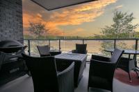 Modern 2BR Getaway with Balcony, BBQ and Parking - B&B Innisfil