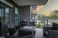 Modern 2BR Getaway with Balcony, BBQ and Parking - B&B Innisfil