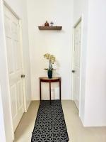 Eds Spacious 3-Bedroom 2-Full Bathroom House with Wifi, AC and Pool - B&B Tinago