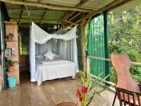 Habitación con cama grande y vistas al mar