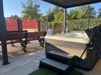 Studio indépendant spa haut de gamme Hotspring privatif - B&B Chaumousey