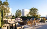 Pearl Coast - Modern 2BR with Rooftop Pool & Views - B&B Los Angeles