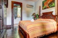 Jaguar Room at Mahogany Hall -Gold Standard Certified - B&B San Ignacio