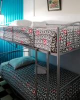 Cama en habitación compartida masculina de 4 camas