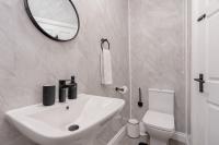 4 bedroom house-sleeps 8, parking-WiFi-M65-hospitals-disconted contractor and long stays - Chambres d'hôtes Nelson