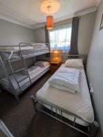 26, Two bed chalet on Bermuda holiday park, Hemsby - Sleeps 5, bed linen and towels included - with onsite entertainment and more options close by - B&B Great Yarmouth