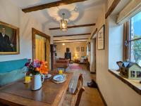 Gablebach - Luxury Cottage with Outdoor Bath House - B&B Llangadog