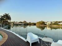 Spacious waterfront home with pontoon, pool, BBQ - B&B Kawana Waters