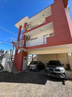 Complejo LA OMA, ubicado a 400 mts del mar con estacionamiento privado - B&B Las Grutas