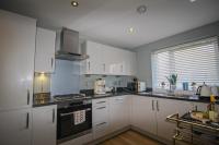 Luxury Business Class Apartment in City Centre - On Ground Floor with FREE PRIVATE Parking, FAST WIFI, Netflix, Fully Serviced with 2 Bathrooms for Longer Stays! - Chambres d’hôtes Birmingham