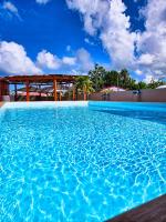 Évasion en Plein Cœur de Port-Louis T2 avec Piscine, Jacuzzis, Sauna, Tapas & Mocktails - Chambres d'hôtes Port-Louis
