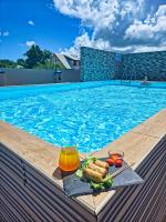 Évasion en Plein Cœur de Port-Louis T2 avec Piscine, Jacuzzis, Sauna, Tapas & Mocktails - B&B Port-Louis
