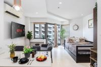 Dominiks quite and Elegant Studio Ocean View Pool at Tambuli Resort High Floor - Bed and Breakfast Maribago