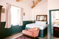 Château Studio with Chapel and Water Views - Bed and Breakfast Saint-Lubin-des-Joncherets