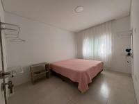 Ruime Tweepersoonskamer met 1 of 2 Bedden en een Gedeelde Badkamer