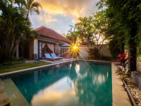 Villa Cometa Prime Seminyak by Adam Jyota Management, Free Floating Breakfast - B&B Seminyak