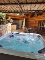 CHALET EN RONDINS AVEC SPA - 5 personnes - B&B Montmurat