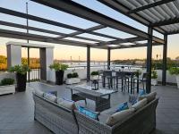 Breathtaking Waterfront Penthouse with Big Terrace nr Olympic Park and Free parking - Chambres d'hôtes Sydney