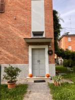 ROSSENA HOME tranquillo appartamento, con giardino, vicino al centro ed all'Ospedale Santa Maria Nuova SMN - B&B Reggio nell'Emilia