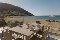 Costel BeachFront Residence, BBQ & Private Sunbeds, By ThinkVilla - Chambres d'hôtes Fódele