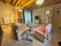 Airconditioned spacious country house with private swimming pool - B&B Saint-Aquilin