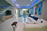 Villa Solara by Rove Travel - Home with Pool & Balcony - B&B Fort Lauderdale