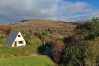 1 Bedroom Cabin with Mountain & Loch Views - Quiet Location between Glencoe & Ben Nevis - B&B Corran