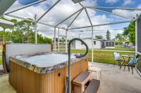 Relax in Hot Tub, Walk to Springs: North Port Home - Ferienwohnung North Port