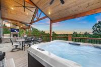 Bright Cabin w Spa + Mountain Views Sleeps 12 - B&B Broken Bow