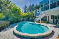 Come enjoy the Private Dock and Heated Pool just a short walk from the White Sandy Beaches - Bed and Breakfast Anna Maria