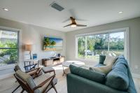 Canal Front Home with Large Boat Dock, 3 Min Walk to Beach - Bed and Breakfast Anna Maria