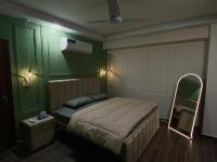 Luxury, Modern & Central Apartment Islamabad, with Gym, Near Motorway & Airport - Chambres d’hôtes Islamabad