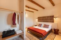 Zimmer mit Kingsize-Bett und Gartenblick. 