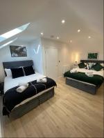 The Hughenden Home - Spacious 2BR Duplex with 2 Bathrooms & Free Secure Underground Parking in Central High Wycombe HP13, Sleeps 7 - Chambres d'hôtes High Wycombe