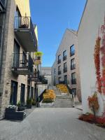 Modern Old Town apartment with balcony & parking - B&B Vilnius