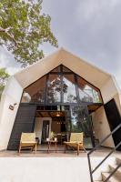 Suite con cama grande y balcón