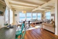 Ocean Front Nye Beach House! Hot Tub! Dog Friendly! - Ferienwohnung Newport (Oregon)
