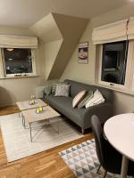 Cozy Top-Floor Apt with Arctic Cathedral View - B&B Tromsø