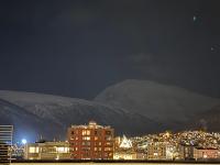 Cozy Top-Floor Apt with Arctic Cathedral View - B&B Tromsø