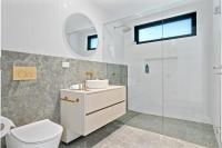 Deluxe 4-Bed Home with Pool & Fire Pit - B&B Brisbane