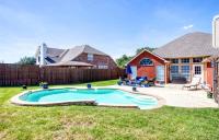 Big Backyard w pool, Centrally Located - B&B The Colony