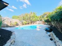 Modern & Cozy house with pool - Chambres d’hôtes The Colony