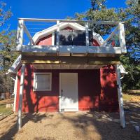 Cabin Getaway with balcony and yard walk to Lake Somerville! - Chambres d’hôtes Somerville