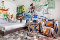 Habitación con cama extragrande y vistas al jardín 