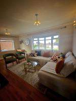 Beautiful, Quiet Escape - Albrighton- 3 Mins to M54 -JLR Wolves I54 Business Park Cosford & Telford- Spacious Home 4 Beds - Sleeps 7 - Driveway, Free Parking - Regular & Long Work Stays available - Samina- ARZ Stays - B&B Albrighton