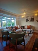 Driveway Free Parking 4 Beds 2 WC- Off M54 - RAF Cosford Telford Albrighton JLR Wolves Stafford I54 Business Park- Near M6 Driveway- Regular & Long Work Stays available - Samina- ARZ Stays - Ferienwohnung Albrighton