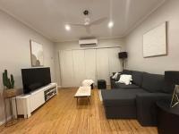 Sunny Lawn Retreat Central Spacious Backyard - B&B Armidale